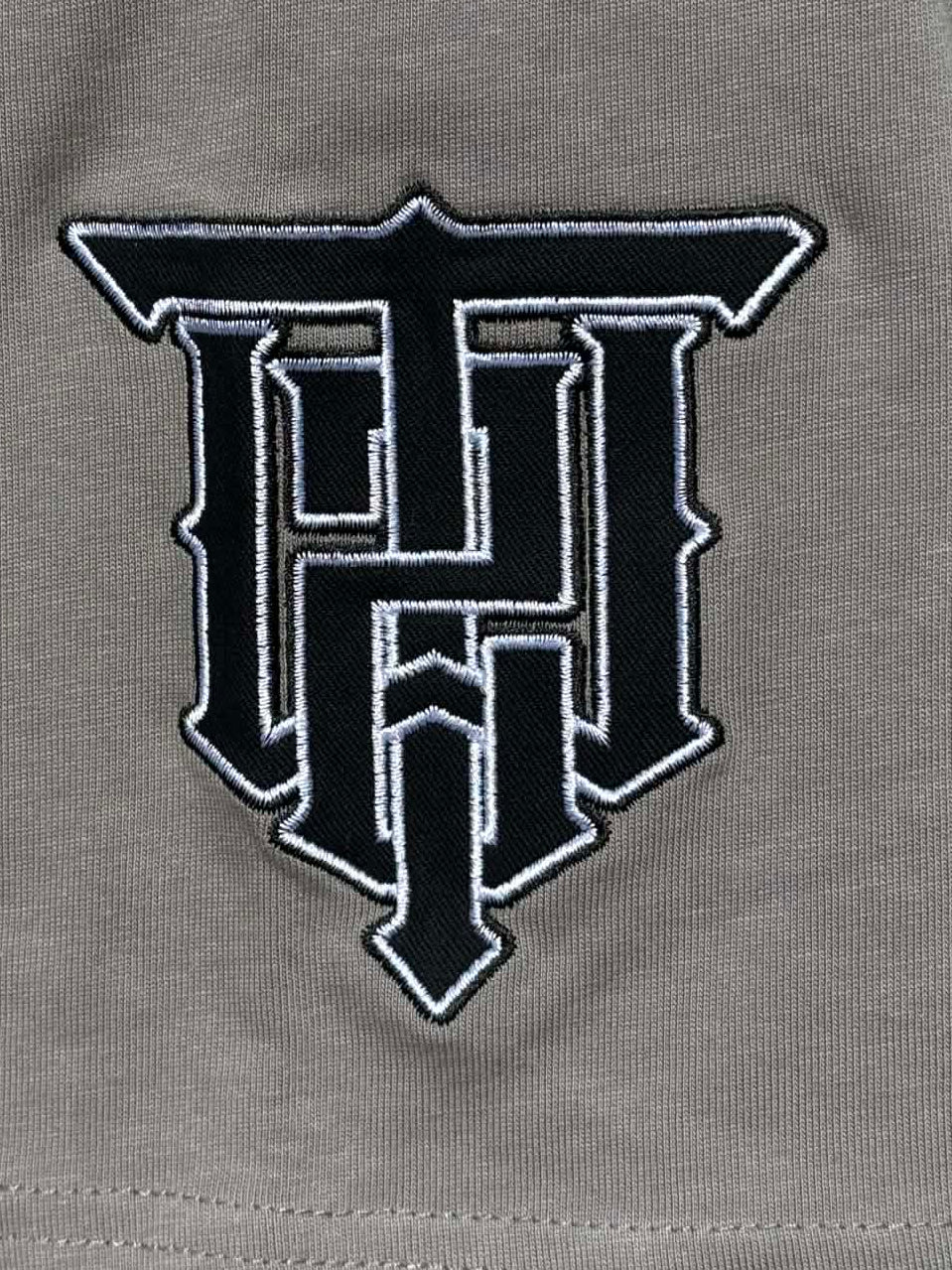 STATEMENT TEE WARM GRAY/BLACK