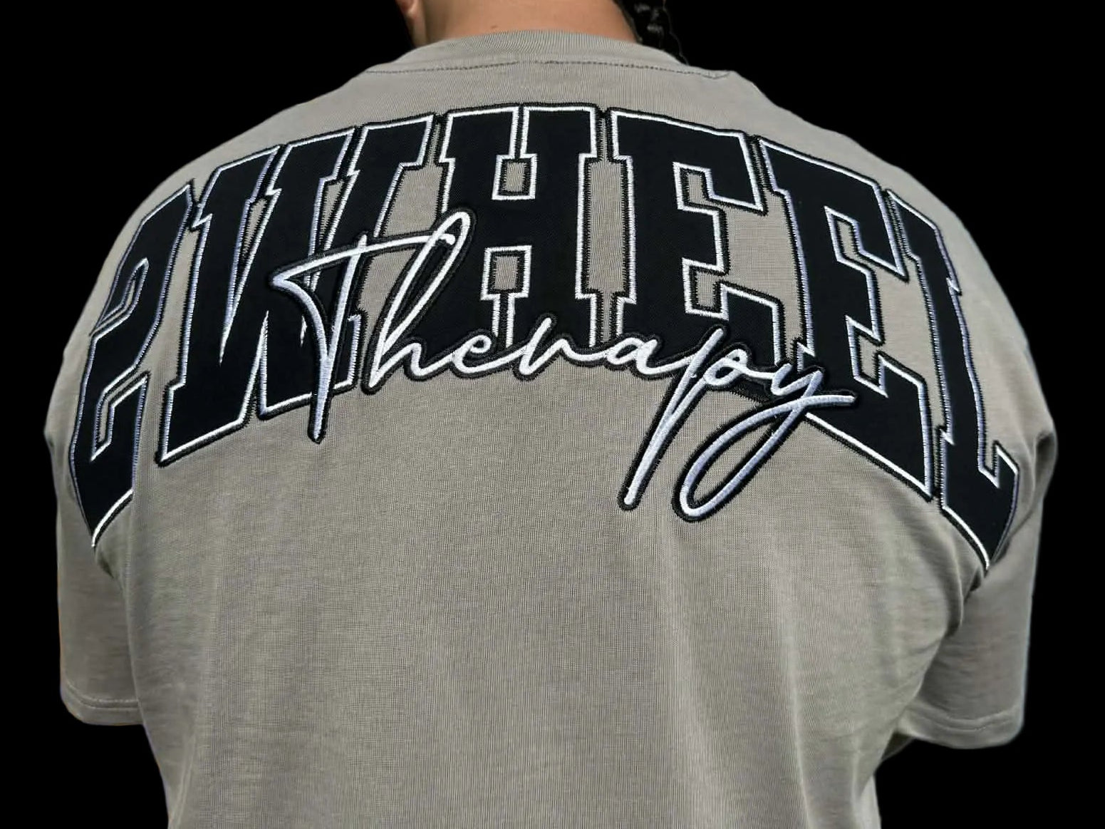 STATEMENT TEE WARM GRAY/BLACK